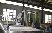 Machine de fabrication de revêtements de sol en gazon artificiel pour l'aménagement paysager extérieur, avec support en TPR/TPE