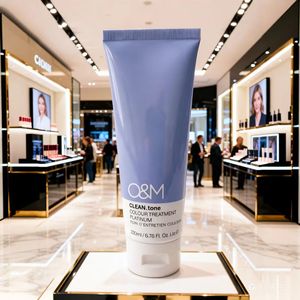 Mannequin grandeur nature en fibre de verre renforcée sur mesure, 1,335 mètre (4 1/4 pieds) de haut, pour l'affichage et l'exposition de tubes de produits cosmétiques - Product Image 3