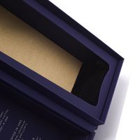 Caja de regalo de licor de cartón de arte duradero para cartón mate rígido rojo champán con esponja para vino Vodka Fine Spirits