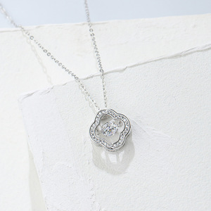 Collana con Ciondolo a Quadrifoglio in Argento Sterling S925, Catena Intrecciata con Cuore Pulsante Incastonato di Zirconi, Regalo per Donne - Product Image 5