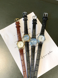 Montre décontractée vintage pour femme avec cadran rond en nacre naturelle, petite, exquise et polyvalente, bracelet en cuir - Product Image 6
