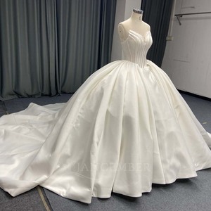 ANY265 Vestido de Novia Moderno Minimalista de Satén Color Marfil con Encaje, Sin Mangas, Estilo Imperio, Apliques Florales de Cristal, Bordado, Falda Larga - Product Image 2