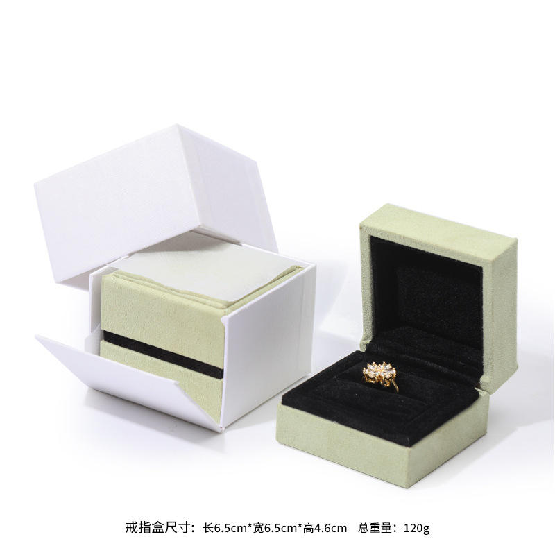 กล่องแหวนหญ้าสีเขียว