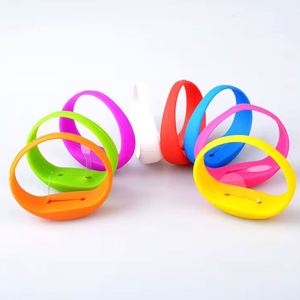 Bracelets lumineux LED télécommandés pour concerts et fêtes - Silicone, couleurs et logo personnalisables, style rétro portable - Product Image 2