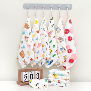 Baberos de algodón de seis capas Carlota para bebés, toallas de gasa estampadas de 30x30 cm para bebés con alta absorción - Product Image 1