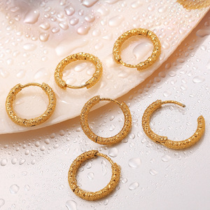 Boucles d'oreilles créoles dorées à texture gaufrée, design minimaliste, bijoux de mode pour femmes - Product Image 2