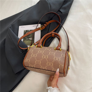 ในปี 2025 เทรนด์ยอดนิยมจะเป็นกระเป๋าโท้ททรงหมอนแบบมีซิป กระเป๋าถือสตรีแบบพกพาหนัง PU ความจุขนาดใหญ่ - Product Image 3