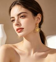 Boucles d'oreilles créoles Hibiscus hypoallergéniques, résistantes au ternissement et à l'eau, en acier inoxydable 316L plaqué or 18 carats, avec pendentif fleur