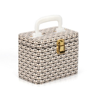 Elegante Astuccio per Trucchi in PU con Chiusura a Fibbia e Custodia per il Trasporto, Marca Tat Modello 39-30943 - Product Image 1