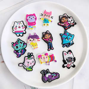 Venta al por mayor <span class=keywords><strong>de</strong></span> Gaibe Doll Cartoon Dollhouse Gabie Clog Charm Popular Anime Comic Doll Cartoon Shoe Charms Gabby Dollhouse Shoe Charms - Product Image 3