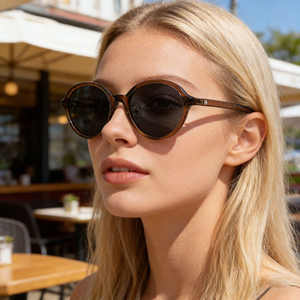 Gafas de Sol Polarizadas Ovaladas para Mujer Bolon, Lentes TAC con Protección UV400, Marco de Metal y Plástico, Clase 2, Modelo KS-3935, Color Negro - Product Image 1