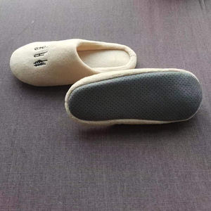 รองเท้าแตะโรงแรมปักลายสุดหรูพร้อมกระเป๋าใส่ในร่มสำหรับใส่ในสปา - Product Image 3