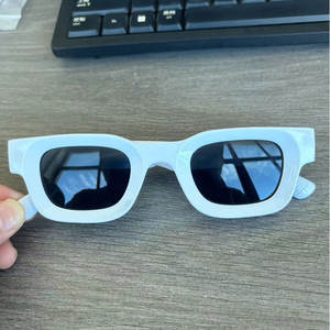 Lunettes de soleil carrées pour femmes, monture blanche laiteuse, verres PC Ac, protection UV375, type 3, style rétro tendance 2023 - Product Image 1