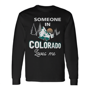 T-shirt rétro à manches longues avec motif de montagne au coucher du soleil, « Someone in Colorado Loves Me », vêtements promotionnels - Product Image 3