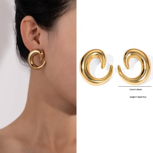 Venta al por mayor de las mujeres de moda 18K chapado en oro de acero inoxidable geométrico Seashell Stud Pendientes impermeable con perla de imitación - Product Image 4
