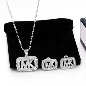 طقم مجوهرات نسائي جديد مطلي بالذهب عيار 18 قيراط من الفولاذ المقاوم للصدأ، يتميز بقلادة وأقراط بحرف <span class=keywords><strong>MK</strong></span> مرصعة بالزركونيا المكعبة الفاخرة - Product Image 3