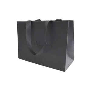 Sacs à provisions fourre-tout en carton de luxe noirs imprimés personnalisés Emballage en papier cadeau avec poignée en ruban Logos personnalisés - Product Image 3