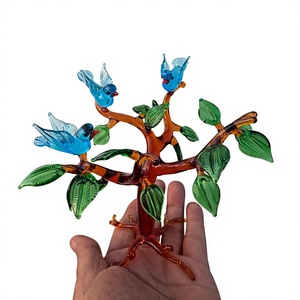 Arbre en verre fait main avec des oiseaux bleus et des feuilles vertes, décoration de bureau contemporaine, objet d'art - Product Image 1