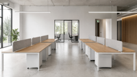 Bureau de travail exécutif ergonomique modulaire avec rangement dans un environnement de bureau minimaliste de style moderne
