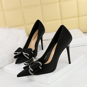 Eleganti scarpe da donna con punta a punta in seta <span class=keywords><strong>e</strong></span> raso, tacco a spillo sottile, perfette per matrimoni, ufficio <span class=keywords><strong>e</strong></span> occasioni formali. - Product Image 4
