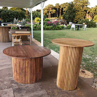Table de cocktail de ferme en bois massif brun antique pour location d'événements Mariage