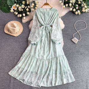 Robe d'été mi-longue vintage à col rond, coupe ajustée, taille cintrée, plissée et à volants, en jacquard floral - Product Image 5