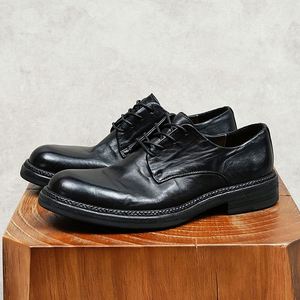 Elegantes Zapatos de Vestir Clásicos de Cuero para Hombre, Pulidos a Mano, Color Marrón, con una Audaz Cadena de Metal Negra - Product Image 5