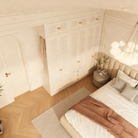Armoire à portes à persiennes blanc crème, placard encastré du sol au plafond avec espace de suspension ouvert et tiroirs, poignées dorées