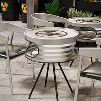 Ensemble de table et chaises de restaurant, style industriel rétro, avec sièges en fût de pétrole et structure en fer, pour café et restaurant