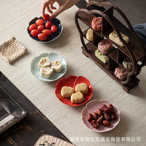 Petite assiette en porcelaine en forme de lotus de Fujian Wuxitang pour servir le thé, les collations, les fruits lors de mariages - Product Image 2