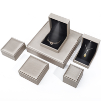 Boîte à bijoux en gros pour collier, bracelet, bague, emballage de bijoux, fabrication sur mesure, cuir PU argenté, lumière LED, crin, bijoux avec logo