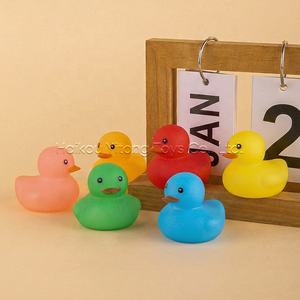2025 Offre Spéciale personnalisé avec Logo et forme Mini vinyle canard en gros enfant bain flottant jouet son cadeau promotionnel - Product Image 2