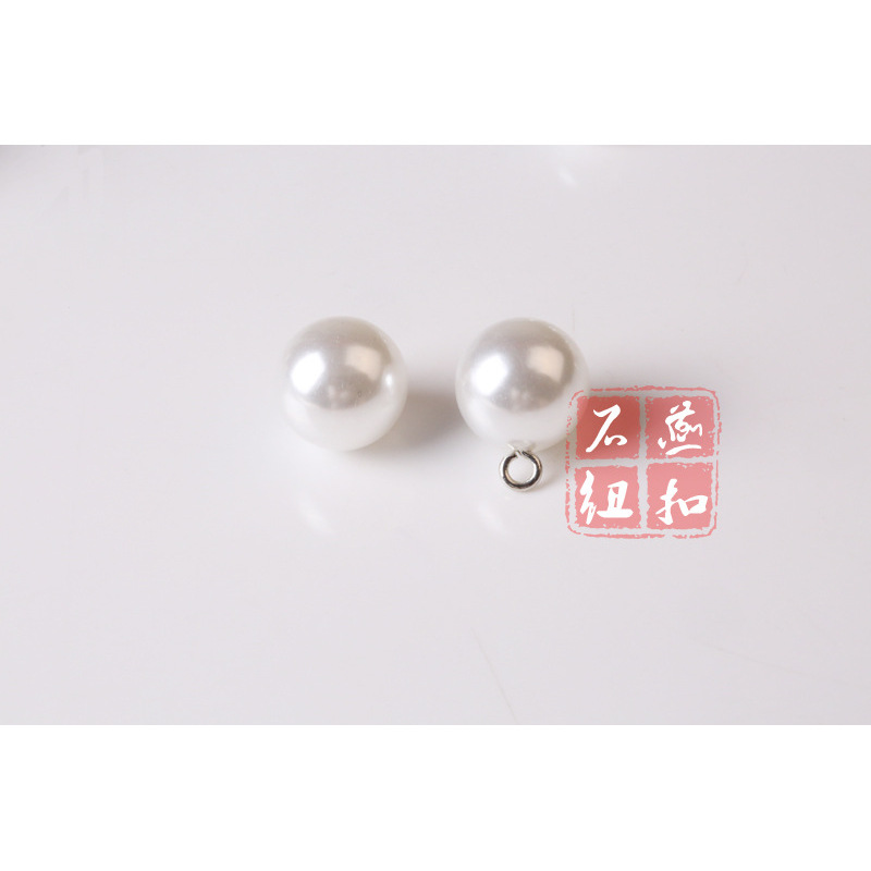 Spherical copper foot pearl hand-stitched button