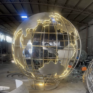 Sculpture de globe terrestre en acier inoxydable sur mesure, finition miroir polie à la main, objet de collection artistique, deux mains portant le poids du monde - Product Image 2