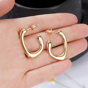 Orecchini a Cerchio E2448 in Oro, Design Minimalista Unisex per Uso Quotidiano, Gioielli Placcati Oro - Product Image 5