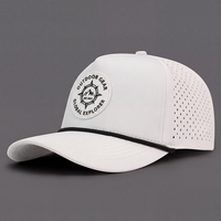 Op maat gemaakte waterdichte 5-panel golfcap snapback met lasergesneden ademende rubberen patch logo, groothandel OEM ODM