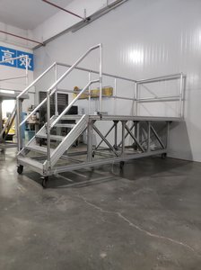 Plateforme de maintenance aéronautique industrielle personnalisée en profilés d'aluminium avec main courante de sécurité unilatérale, plateforme de travail aérien mobile - Product Image 4