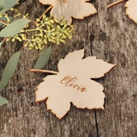 Tarjetas de Lugar de Boda Rústicas Personalizadas DIY, Etiquetas de Madera con Hoja de Arce Grabadas con Láser para Mesa de Fiesta de Otoño