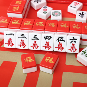 Fichas de mahjong hechas a mano, rojas, con un diseño de dibujos animados que simboliza la buena fortuna y la felicidad. Juego de mahjong hecho a mano. - Product Image 3