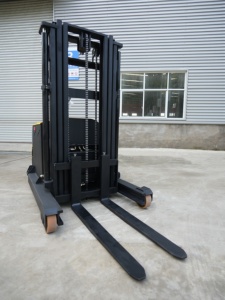 Chariot à palettes motorisé, capacité 1 tonne, longueur de fourche 1200 mm, moteur DC, utilisation en intérieur, commande debout, corps noir et jaune - Product Image 3