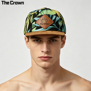 Casquette de camping 5 panneaux à imprimé tropical avec logo personnalisé, bord en daim et patch en cuir diamanté, vente en gros, fabricant - Product Image 1