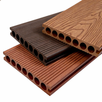 Planches de terrasse en composite bois-plastique (WPC) avec design perforé pour sols extérieurs, jardins et piscines - Surface antidérapante à grain de bois
