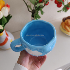 Caneca cerâmica criativa 300ml com copo irregular boca & nuvem branca padrão para leite e café - Product Image 4