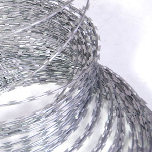 Fil <span class=keywords><strong>barbelé</strong></span> en acier inoxydable galvanisé argenté de 2,5 mm en bobine verte pour le camouflage et une protection supplémentaire - Product Image 3
