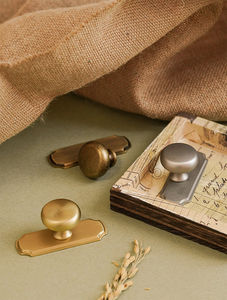 Vintage Chinese messing ronde knop met achterplaat voor kasten, laden, schoenenkasten en nachtkastjes. - Product Image 6