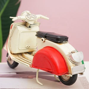 Modellino 3D Vintage di Mini Scooter in Metallo per Decorazione Domestica, Regalo, Decoro da Scrivania Antico, Modello di Moto in Metallo Pressofuso in Vendita - Product Image 4