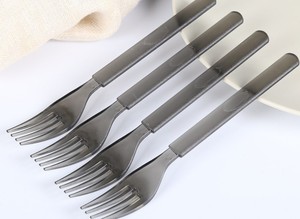 100 pièces/sac ensembles de couverts jetables <span class=keywords><strong>Forchette</strong></span> cuillères en plastique fourchettes et couteaux Nipkin vaisselle en plastique pour Festival Birt - Product Image 2