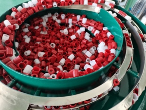 Macchina automatica dello stampaggio ad iniezione di plastica per il tubo della raccolta del sangue che fa la macchina con la macchina di GMP - Product Image 6