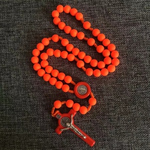 Kalung Rosario Manik-manik Plastik Warna Neon Oranye dengan Benedict Crucifix dan Pusat Rosario - Product Image 5