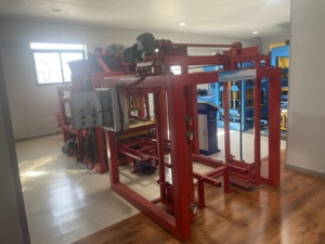 Machine de fabrication de blocs de <span class=keywords><strong>béton</strong></span> creux entièrement automatique à pression hydraulique, <span class=keywords><strong>prix</strong></span> usine, avec moteur, pompe et roulement - Product Image 6